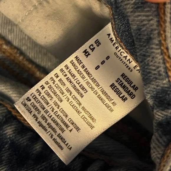 American Eagle Woman’s Size O Regular, Mom Jeans Light Wash Rips in Knees - Picture 5 of 5